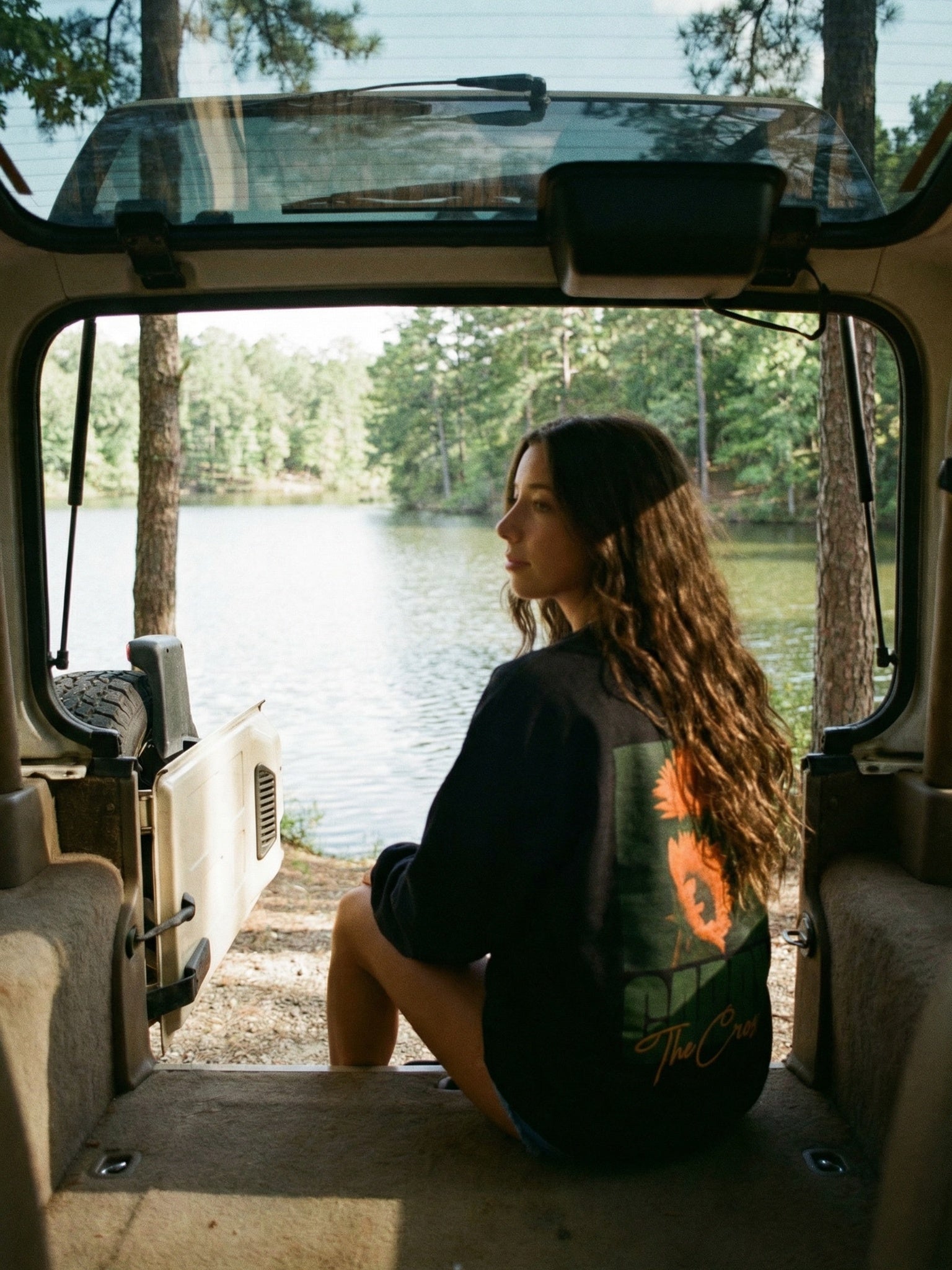 CTC approved original | pixels:181b67317f35576c80445a4ba9f6ae3efa4e2c458693d326f9d1d5653700102a | Sow Into Me Crew | source:brunette_sow-into-me-crew_jeep-lake.jpeg | side:back
